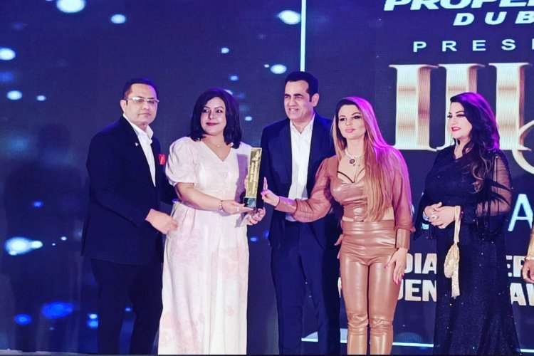 Naghma Khan is felicitated as the Influencer Rising Film Producer