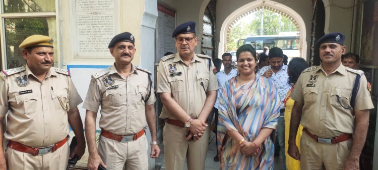 जयपुर ट्रैफिक पुलिस और हॉकी वाली सरपंच नीरू यादव द्वारा जयपुर में सड़क सुरक्षा अभियान